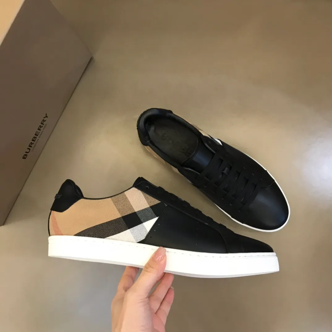 ¥380▫️B’s men’s classic low-top sneakers are reinterpreted in Vintage plaid cotton and cowhide materials, and decorated with a new brand logo. First-layer cowhide lining, embossed Burberry logo on the heel, and original TPU outsole! 38-44 (45 customized)